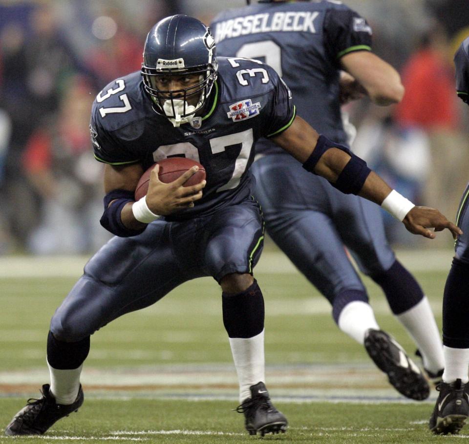Seahawks running back Shaun Alexander carries the ball after taking a handoff from quarterback Matt Hasselbeck during the third quarter of the 2006 Super Bowl against the Pittsburgh Steelers.