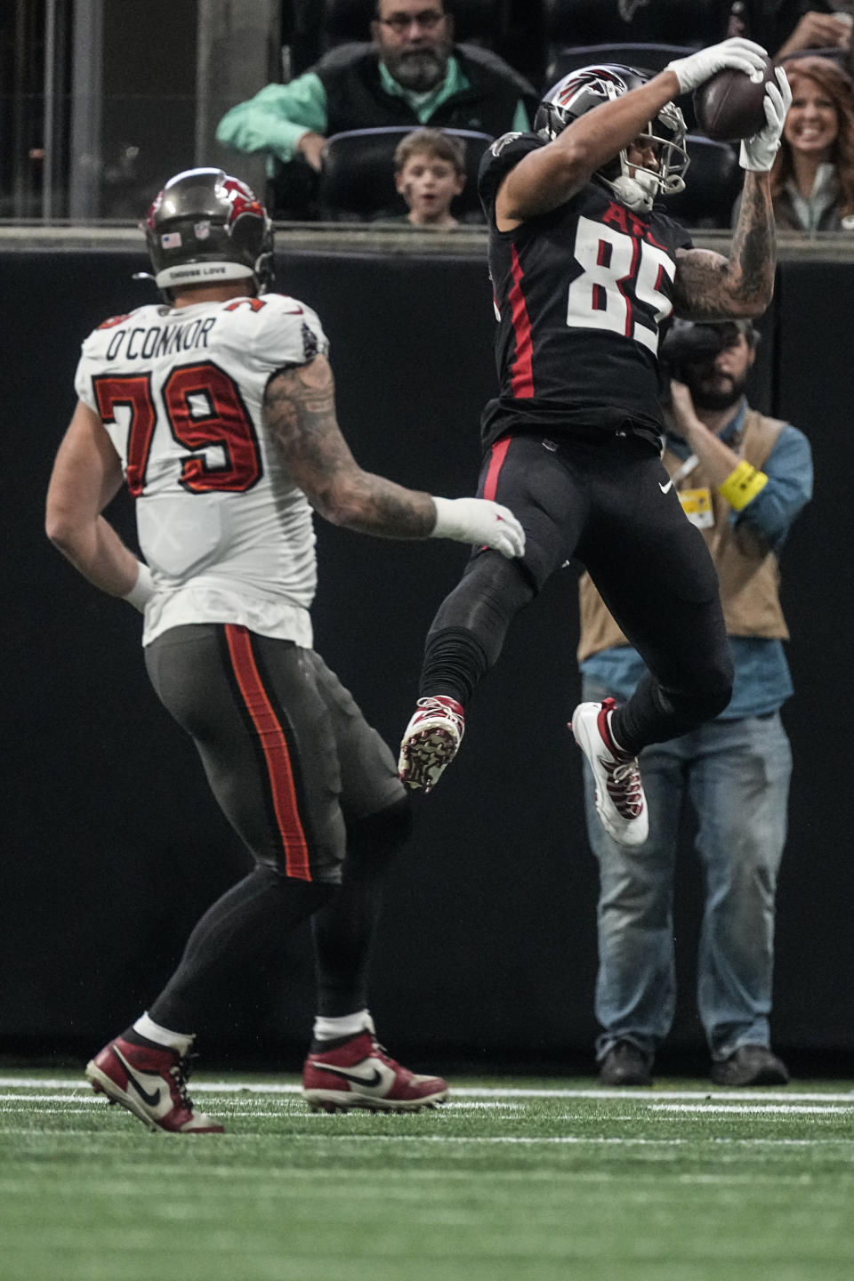 Atlanta Falcons tight end MyCole Pruitt (85) catches the ball for a touchdown during the first half of an NFL football game against Tampa Bay Buccaneers, Sunday, Jan. 8, 2023, in Atlanta. (AP Photo/John Bazemore)