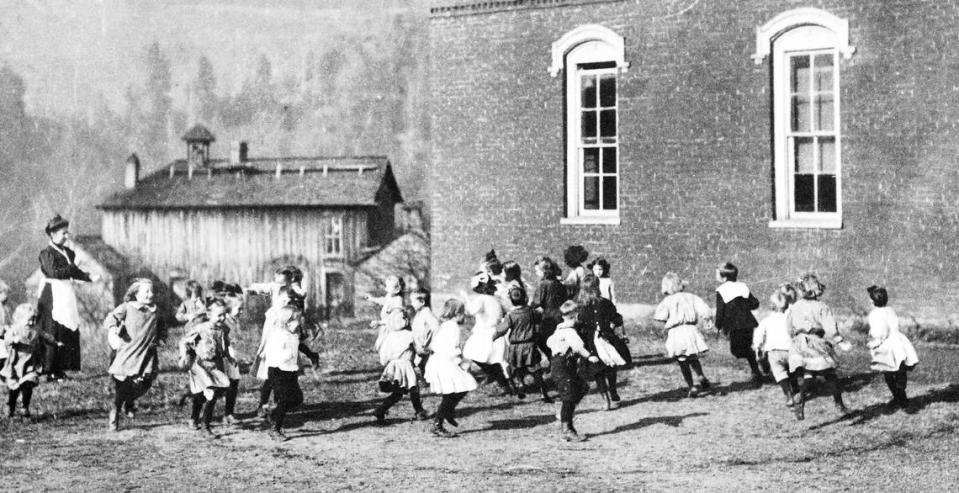 Students played outside a building at Oneida Baptist Institute in Clay County in about 1906.