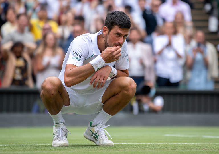 El serbio Novak Djokovic y el hábito de comer algo de césped después de ganar Wimbledon. 