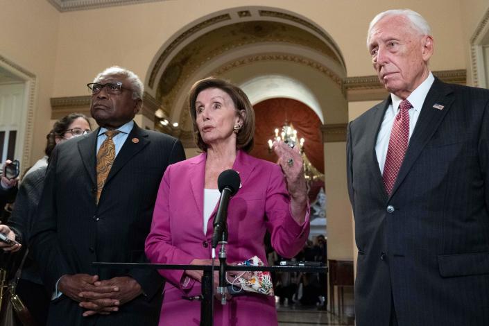 سه رهبر دموکرات مجلس نمایندگان در واشنگتن، دی سی، در 5 نوامبر 2021. از چپ به راست: اکثریت ویپ جیمز کلیبرن، نانسی پلوسی رئیس مجلس و استنی هویر، رهبر اکثریت.
