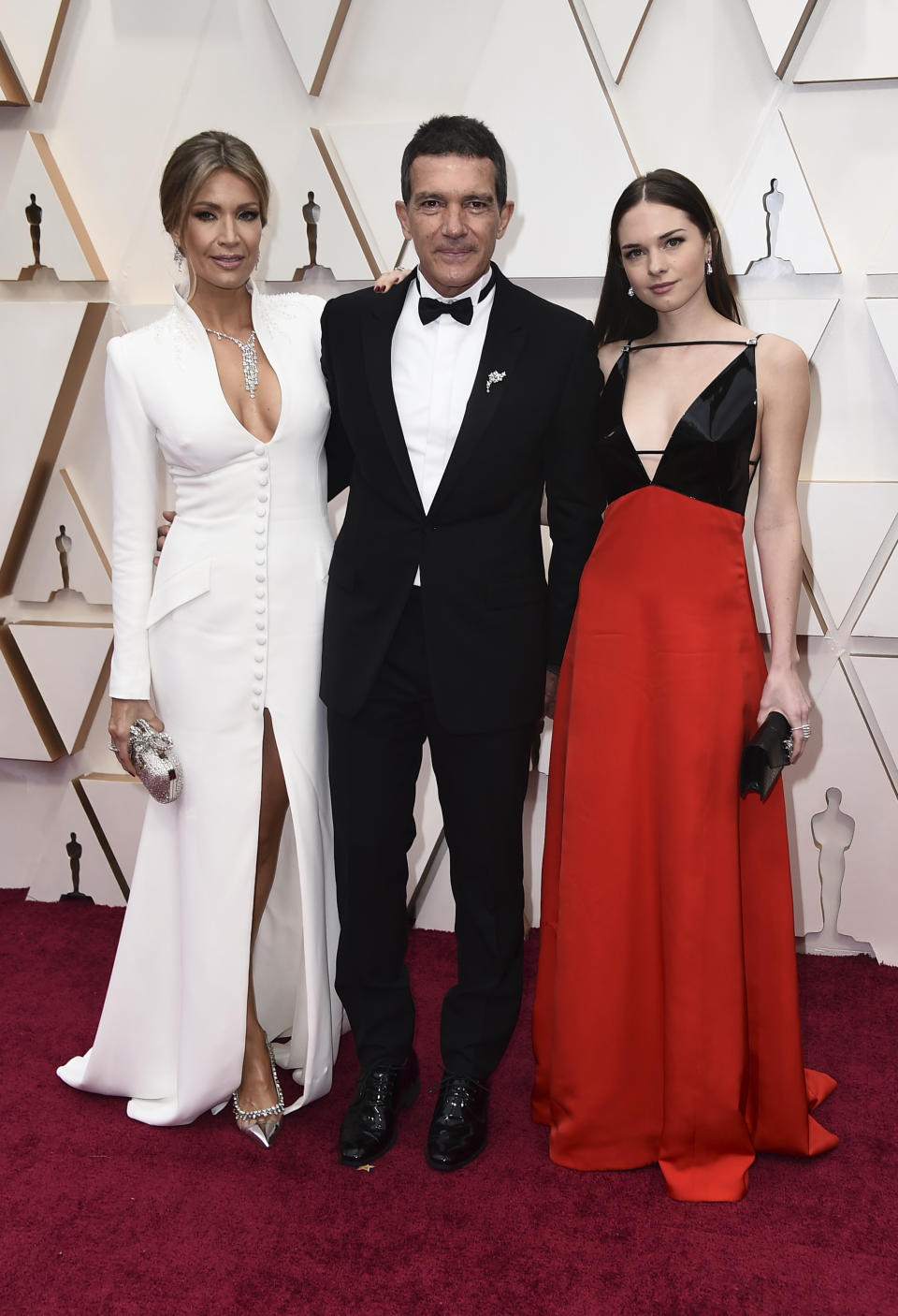 Antonio Banderas, que estaba nominado por su trabajo en ‘Dolor y gloria’ (2019), no solo posó acompañado en la gala por su pareja Nicole Kimpel, blanca y radiante con un vestido de Pronovias, sino que también se llevó con él a su hija Stella del Carmen, que eligió un Gucci rojo y negro para la ocasión. (Foto: Jordan Strauss / Invision / AP).