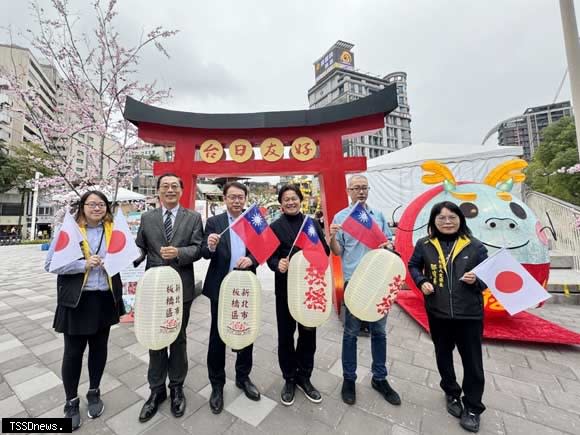 北海道東川町長訪板橋燈會，期許明年贈燈籠共同展出深化台日友誼。（圖：板橋區公所提供）