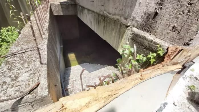 廢棄建築地下室積水嚴重。（圖／新北市工務局提供）