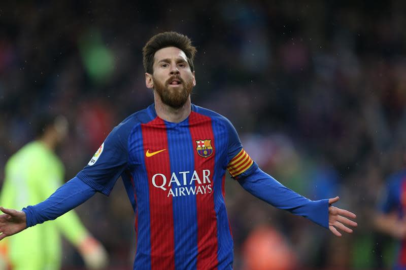 Leo Messi celebra el primer gol marcado frente al Osasuna, durante el partido de la trigésima cuarta jornada de la Liga.. / EFE