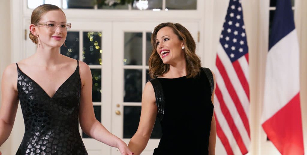 washington, dc   december 01 actress jennifer garner and her daughter violet arrive for the white house state dinner for french president emmanuel macron at the white house on december 1, 2022 in washington, dc the official state visit is the first for the biden administration photo by nathan howardgetty images