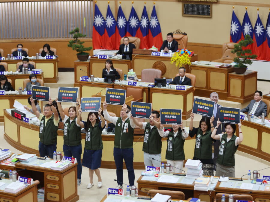 圖／民進黨團幹事長卓冠廷、議員李宇翔、黃淑君、山田摩衣、陳乃瑜、林銘仁、陳啟能、許昭興、林裔綺等9人，高呼「市長落跑，基層逃跑；市政不用心，基層超寒心」的口號。（圖／記者陳志仁攝，2023.11.06）