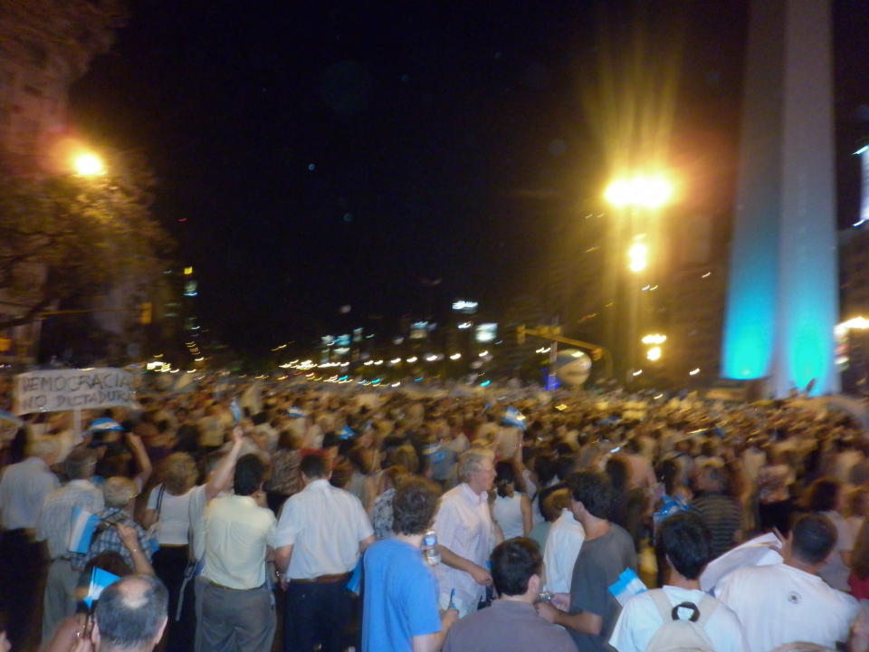 Manifestantes del 8N en Plaza de Mayo y Obelisco.