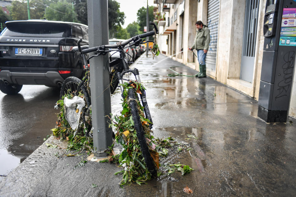 I livelli del Seveso e del Lambro sono saliti di 3 metri in mezz'ora. Centinaia le chiamate ai Vigili del Fuoco: oltre 100 gli uomini impiegati per aiutare persone rimaste bloccate nei sottopassi o negli ascensori. (Foto Claudio Furlan - LaPresse)