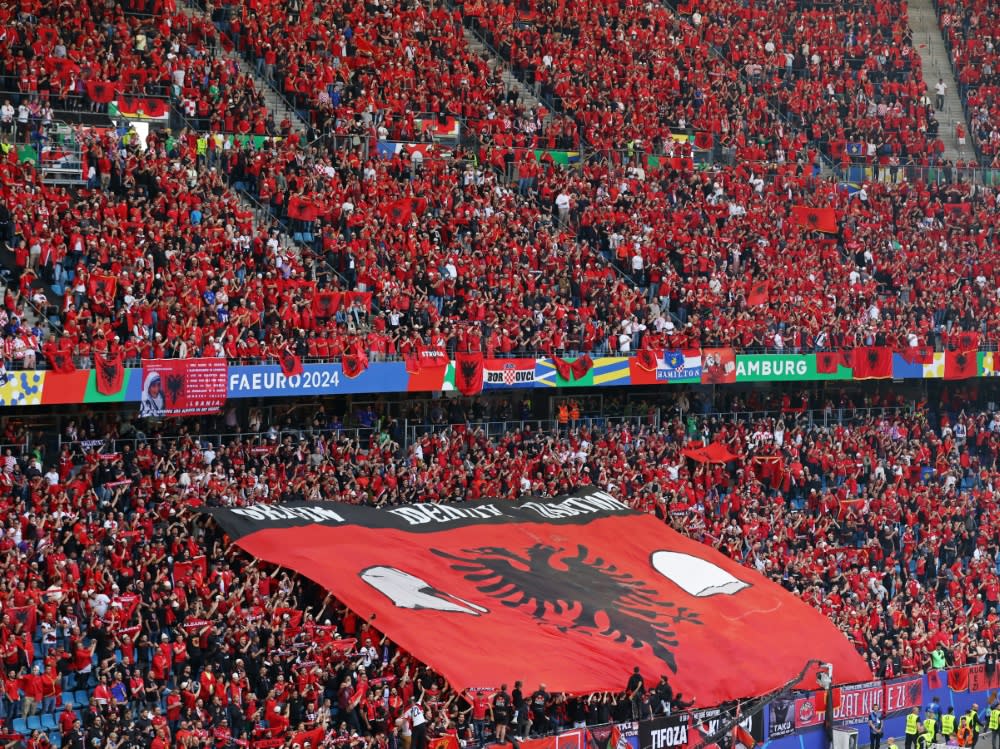 Fans von Albanien in Hamburg (RONNY HARTMANN)