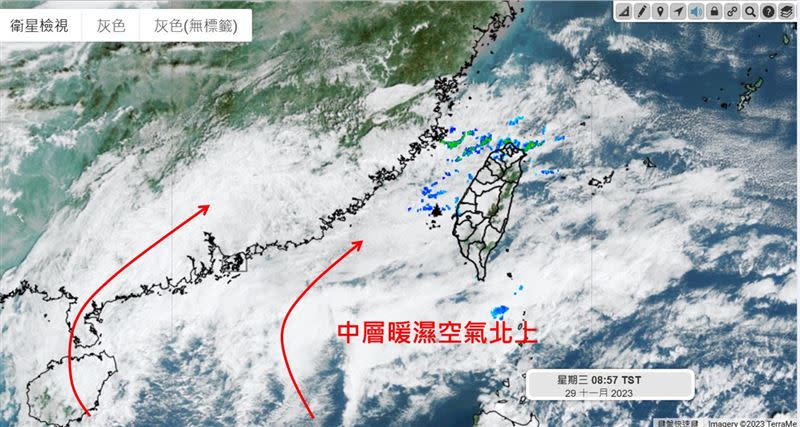 明天週四（30日）會有新一波東北季風增強，低層水氣在北部、東半部有逐漸增多的趨勢，中層來自華南的水氣也持續東移。（圖／翻攝自吳聖宇臉書）