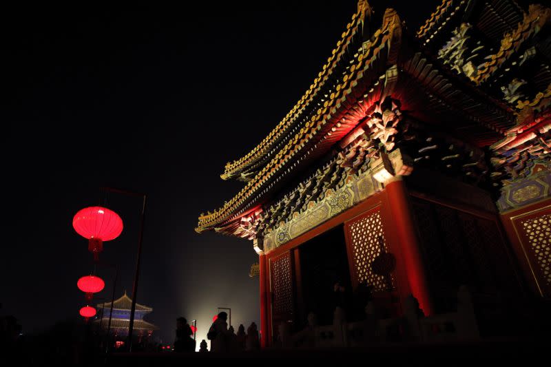 Visitantes recorren la Ciudad Prohibida decorada con faroles rojos e iluminada con luces de colores durante el Festival de los Faroles celebrado en Pekín el martes 19 de febrero de 2019 (Foto: Andy Wong/AP).