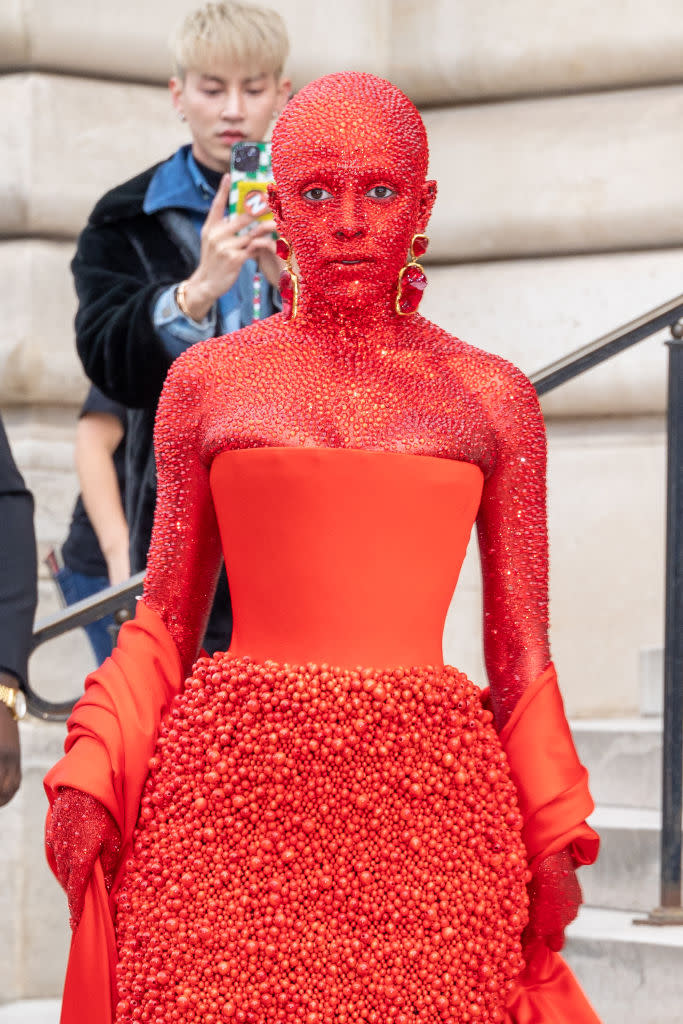 Doja Cat, Schiaparelli, κόκκινο φόρεμα, κρύσταλλα, body paint, front row, Παρίσι, 