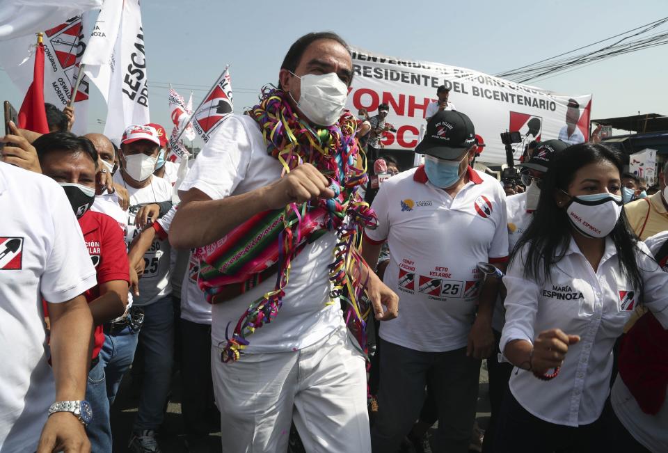 El candidato presidencial del partido Acción Popular, Yonhy Lescano, baila mientras hace campaña en el mercado de Caquetá en Lima, Perú, el lunes 5 de abril de 2021. Las elecciones generales de Perú están programadas para el 11 de abril. (AP Foto/Martin Mejia)