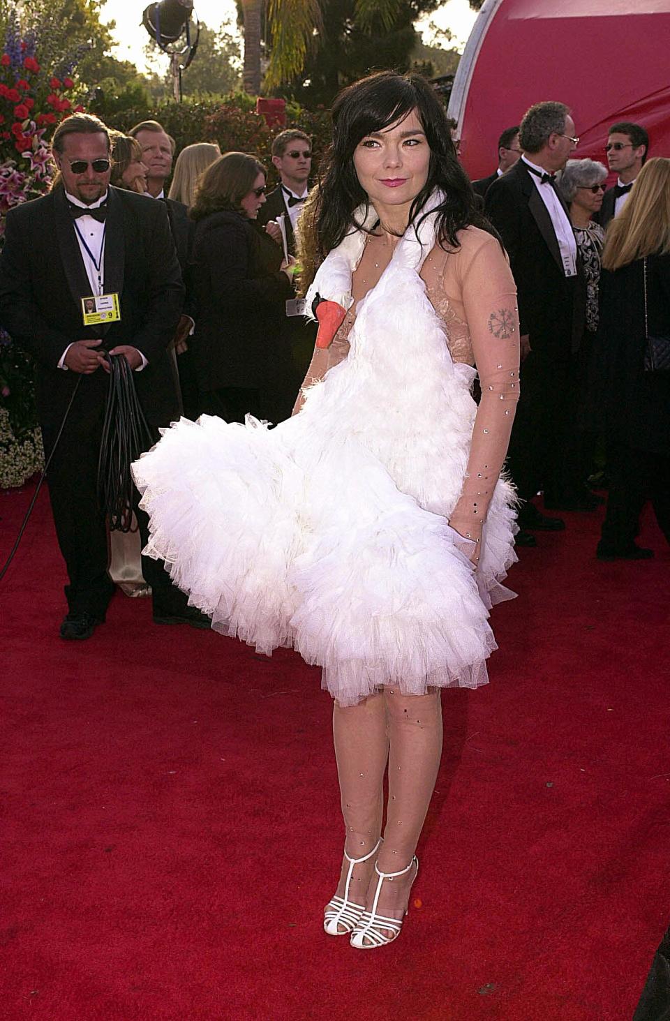 <p>Den Fotografen am roten Teppich wurde in Hinblick auf ausgefallene Outfits bei den Oscars schon einiges geboten. Sängerin Björk legte im Jahr 2001 allerdings noch einen drauf. Sie erschien in einem Schwanenkleid, hockte sich damit auf den Red Carpet und legte ein Ei. Das Kleid war 2015 das Kernstück einer Ausstellung im Museum of Modern Art. (Bild: Lucy Nicholson/AFP/Getty Images) </p>