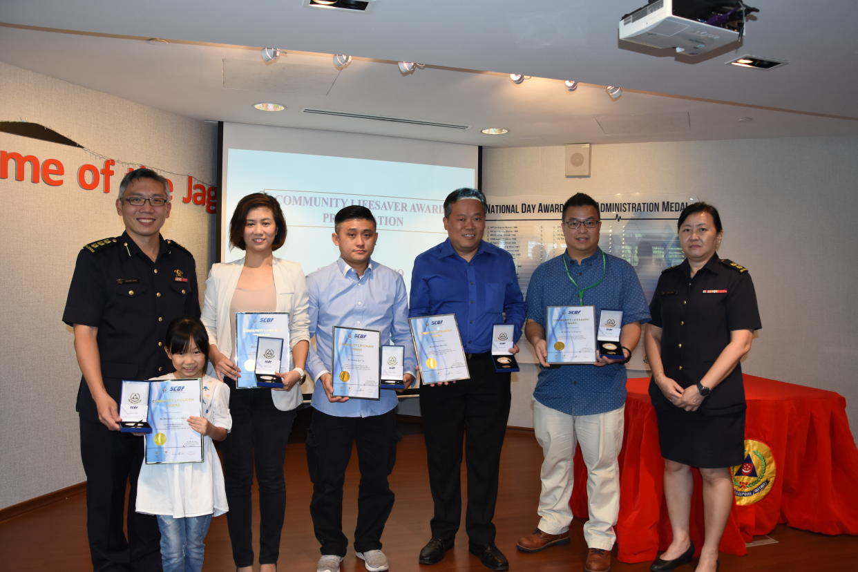 The recipients of <span>the Community Life Savers Award</span>(L-R): Colonel Michael Chua, Renisse Lim, Selina Hui, Cheong Sun Tzu, Goh Keh Wee Kiwi, Ng Kim Fo and an unidentified SCDF officer. (PHOTO: Yahoo News Singapore/Suhaile Md)