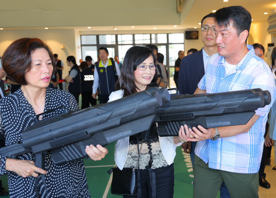 秦慧珠議員參訪時舉起警方展示的空拍機攔截槍，表示肯定。（翻攝畫面）