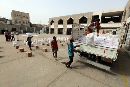 Displaced people receive aid kits distributed by the (ICRC) International Committee of the Red Cross in the war-torn Red Sea port city of Hodeidah, Yemen June 21, 2018. REUTERS/Abduljabbar Zeyad