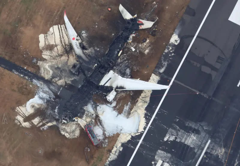 ▲一架日本航空客機在羽田機場降落時與準備運送賑災物資的海上保安廳飛機相撞起火，機體被燒成炭黑色。（圖／美聯社／達志影像）