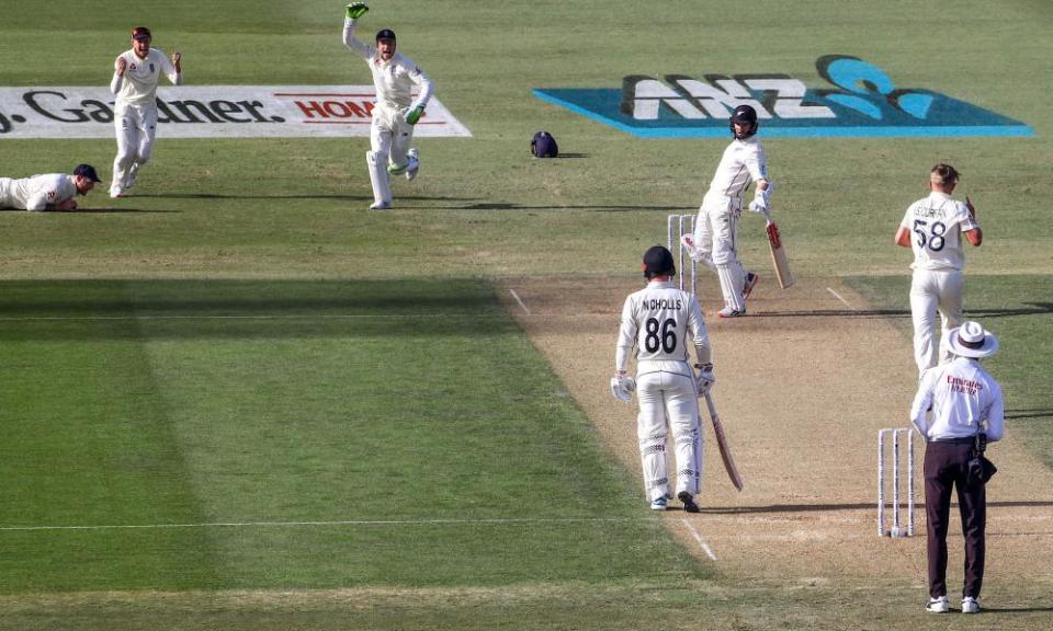 Kane Williamson gloves a Sam Curran lifter to Ben Stokes at second slip.