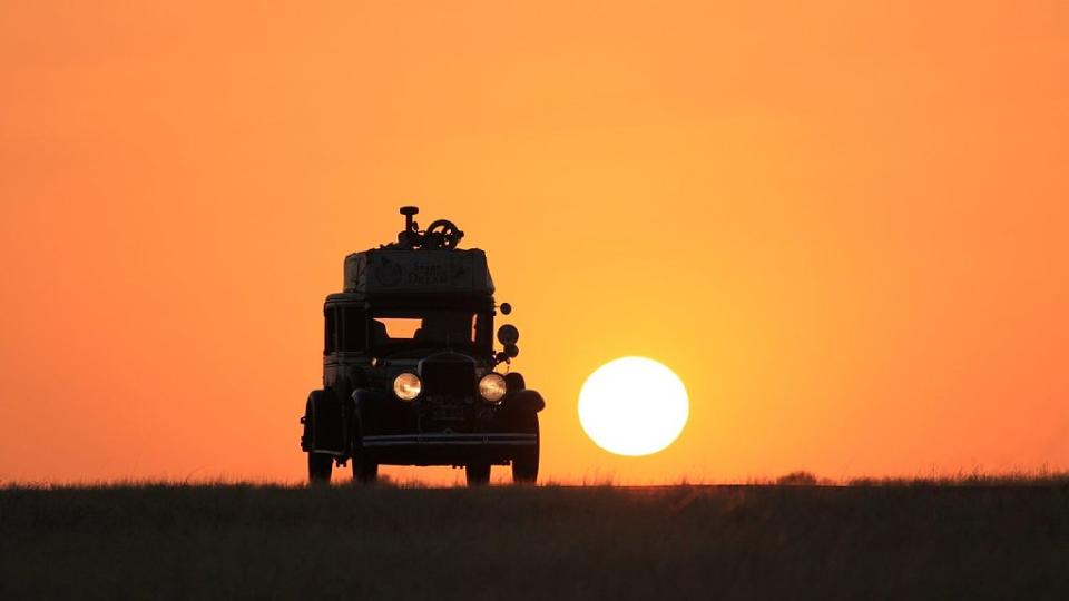 El auto en un atardecer