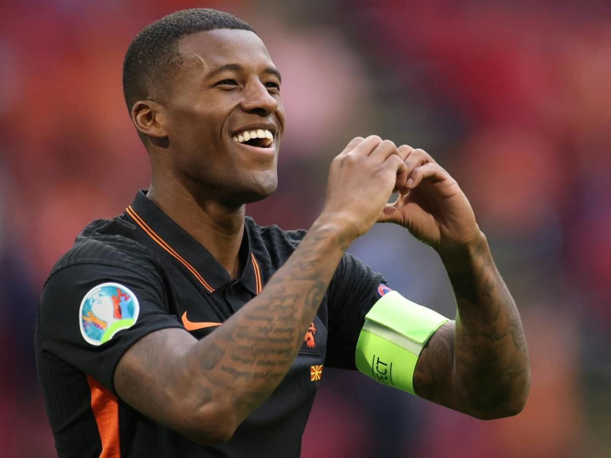 Oranje-Kapitän Wijnaldum trägt "OneLove"-Binde in Budapest