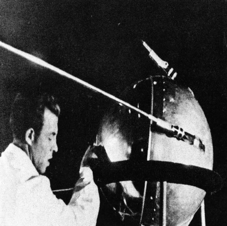 Sputnik 1 startete erfolgreich und trat am 4. Oktober 1957 in die Erdumlaufbahn ein. - Copyright: NASA/Asif A. Siddiqi