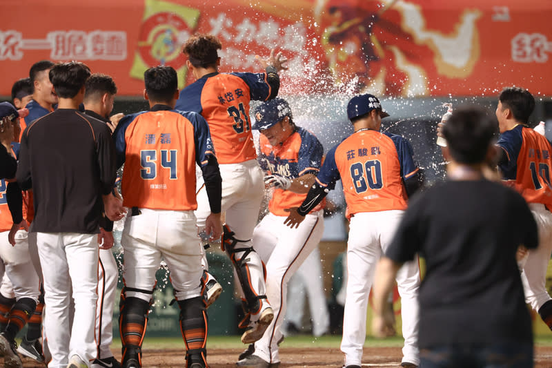 林安可轟再見滿貫砲　助統一獅奪勝 中華職棒統一獅隊12日例行賽雖在9局上被追平比 數，不過9局下攻占滿壘時，林安可（後中）轟出再 見滿貫砲，為中職史上第11支，助隊以9比5擊敗台鋼 雄鷹隊。 （統一獅隊提供） 中央社記者楊啟芳傳真  113年4月12日 