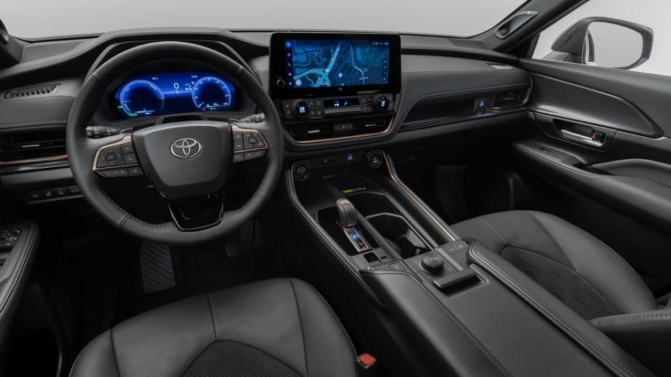 高階Grand Highlander搭載雙12.3吋數位座艙，線傳排檔造型則是跟新世代Lexus相當接近。(圖片來源/ Toyota)