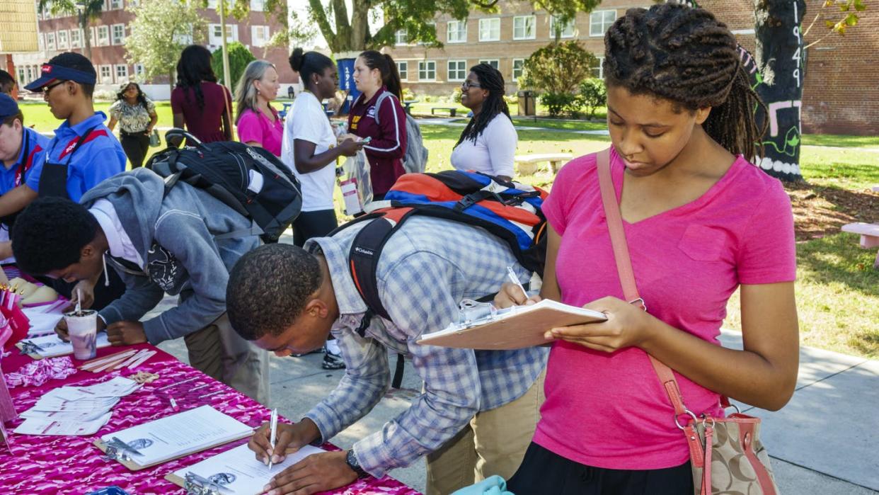 <span class="caption">Volunteering to pitch in during Breast Cancer Awareness Week may have also helped these Bethune-Cookman University students.</span> <span class="attribution"><a class="link " href="https://www.gettyimages.com/detail/news-photo/girls-and-boys-signing-up-for-breast-cancer-awareness-week-news-photo/929102074" rel="nofollow noopener" target="_blank" data-ylk="slk:Jeffrey Greenberg/Universal Images Group via Getty Images;elm:context_link;itc:0;sec:content-canvas">Jeffrey Greenberg/Universal Images Group via Getty Images</a></span>