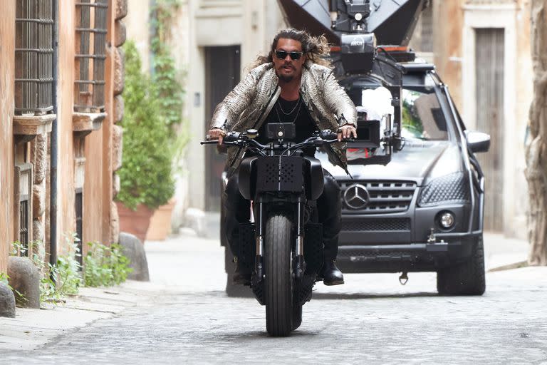 Photo © 2022 Zuma Press/The Grosby Group

May 7, 2022

Jason Momoa shows off his muscular physic as he speeds through Rome on a Harley Davidson filming scenes for Fast and Furious 10

Jason Momoa muestra sus músculos mientras acelera por Roma en una Harley Davidson filmando escenas para Fast and Furious 10