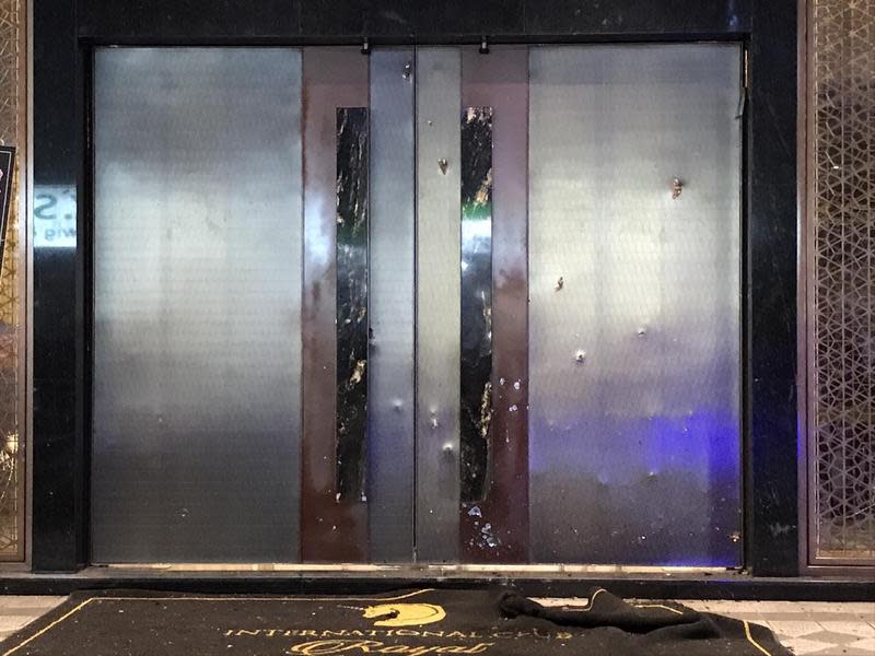 台北市中山區一家酒店17日晚間遭幫派份子投擲爆裂物，疑似是圍事衝突造成。（翻攝畫面）