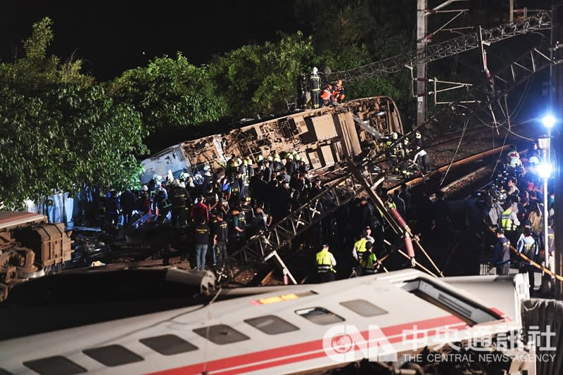 台鐵6432次普悠瑪列車21日下午在宜蘭發生出軌翻覆事故，造成重大傷亡，其中一節車廂甚至翻覆在距離鐵軌一段距離之外，大批警消到場仔細搜救。（中央社）