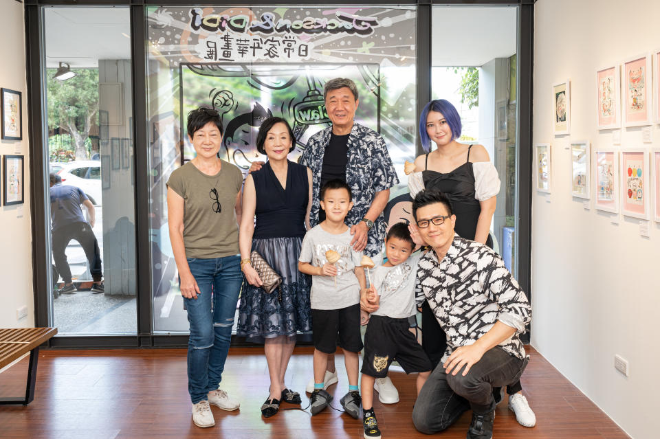 蔣偉文（右）的岳母（左起）、媽媽、爸爸、兩個兒子與老婆，全家動員力挺插畫展（圖／艾迪昇傳播提供）