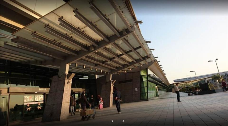 有網友好奇詢問台中嶺東離高鐵站超近，為何一堆人不敢買？圖為高鐵台中站。(圖/截自Google map)