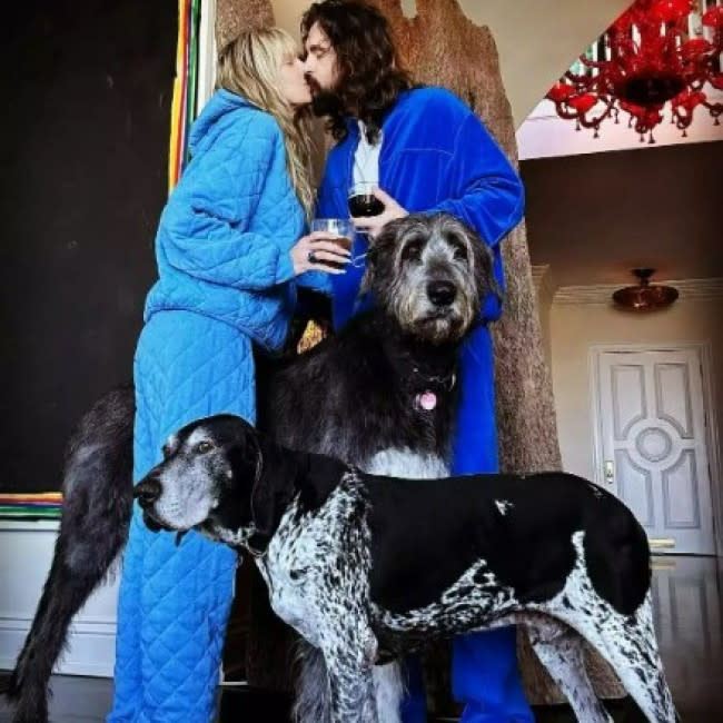 Heidi Klum y Tom Kaulitz con sus dos perros credit:Bang Showbiz