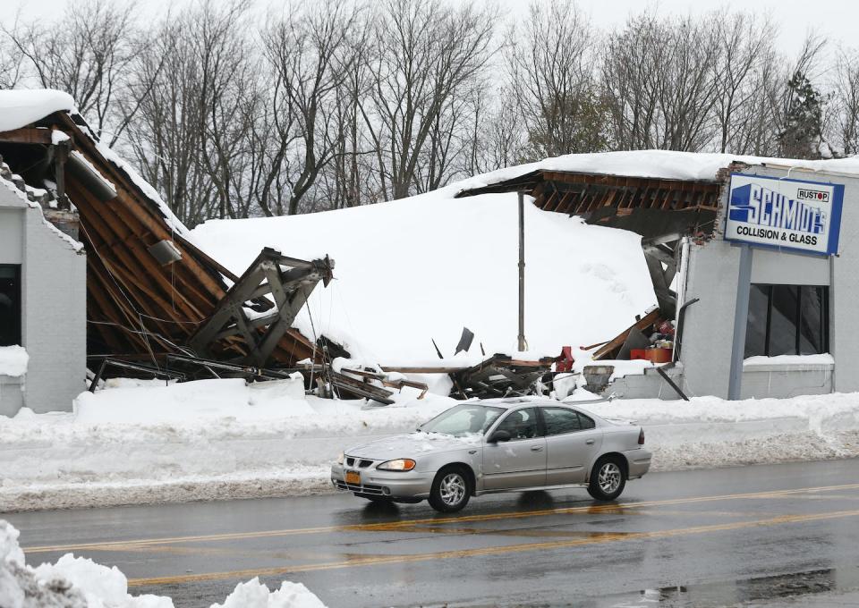 Heavy snow in 2014 collapsed this automotive shop’s roof in Hamburg, N.Y. <a href="https://newsroom.ap.org/detail/WintryWeather/959b64339c3c49c5b6585aee615c6b51/photo" rel="nofollow noopener" target="_blank" data-ylk="slk:AP Photo/Mike Groll;elm:context_link;itc:0;sec:content-canvas" class="link ">AP Photo/Mike Groll</a>