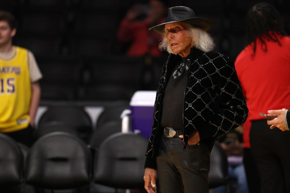 Nov 19, 2023; Los Angeles, California, USA; NBA fan Jimmy Goldstein watches warm ups before a game between the Los Angeles Lakers and the Houston Rockets at Crypto.com Arena. Mandatory Credit: Kiyoshi Mio-USA TODAY Sports