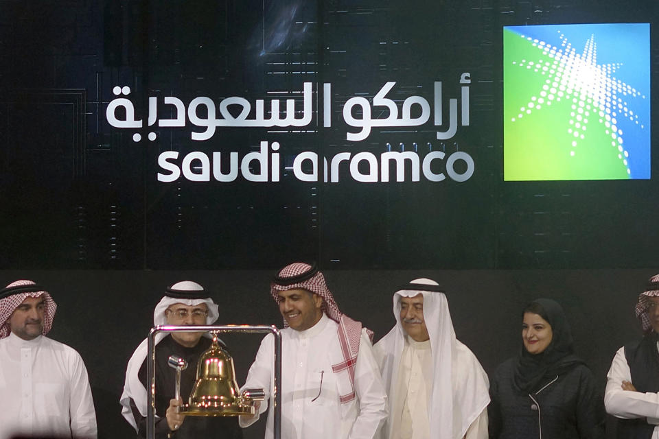 ARCHIVO - En esta imagen del 11 de diciembre de 2019, directivos de la petrolera estatal saudí Aramco y de la bolsa durante la ceremonia de salida a bolsa de la compañía en la bolsa de Riad, Arabia Saudí. (AP Foto/Amr Nabil, Archivo)