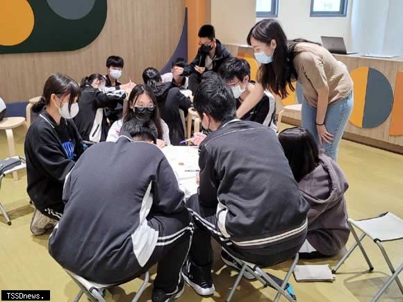 學生透過生涯選修課程認識自己、探索未來。(圖:新北市教育局提供)