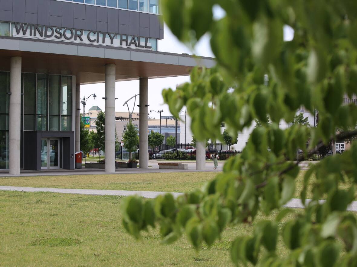 A group of former city workers are suing the city over its vaccine mandate. (Jason Viau/CBC - image credit)