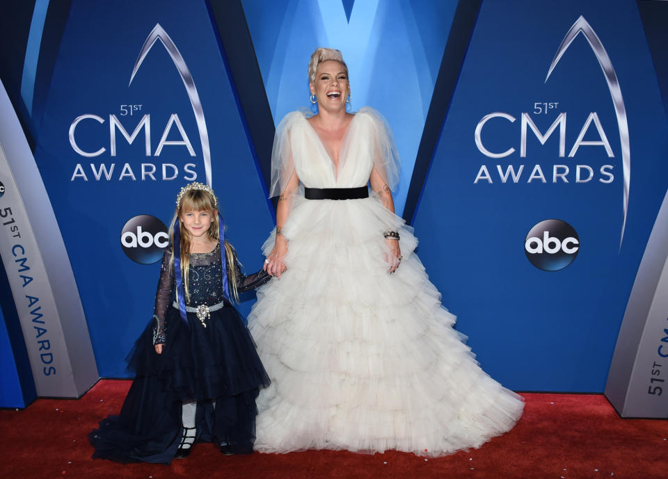 Bei den Country Music Association Awards im November zeigten sich Pink und Willow in Märchen-Prinzessinnenkleidern. (Bild: AP Photo)