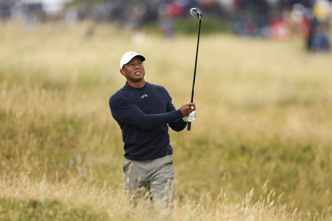 Tiger Woods de Estados Unidos juega desde el gross en el sexto hoyo durante su segunda ronda del Abierto Británico en el Royal Troon Golf Club en Troon, Escocia, el viernes 19 de julio de 2024. (Foto AP/Peter Morrison)