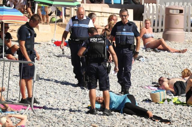 abrazo pulmón lago Un control policial desata la polémica por obligar a una mujer musulmana a  quitarse el burkini en una playa de Niza