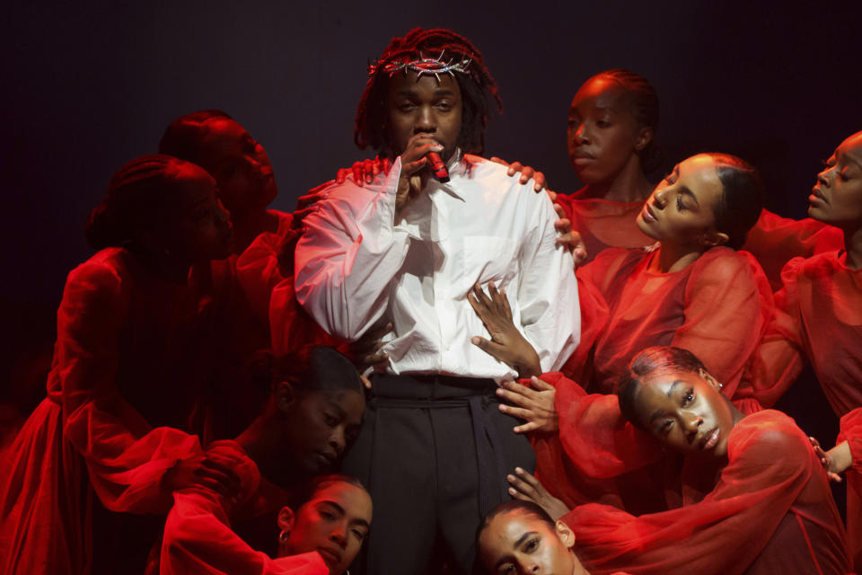 Kendrick Lamar durante su actuación en el festival de Glastonbury en Worthy Farm, Somerset, Inglaterra, el domingo 26 de junio de 2022. (Foto AP/Scott Garfitt)