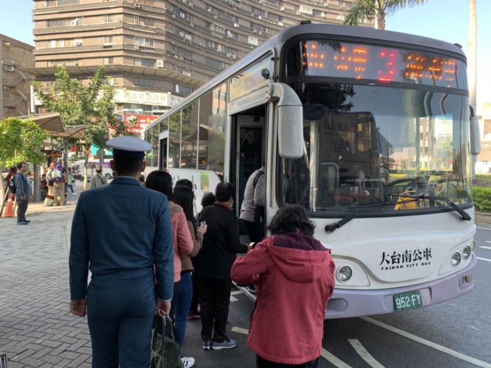 台南也出現缺公車駕駛情況，交通局指調整班次以非尖峰時段為主，以不造成民眾久候為原則。 （記者林雪娟攝）