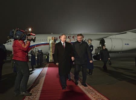 Russian President Vladimir Putin (L) arrives at an airport near Minsk, February 11, 2015. REUTERS/Alexei Druzhinin/RIA Novosti/Kremlin