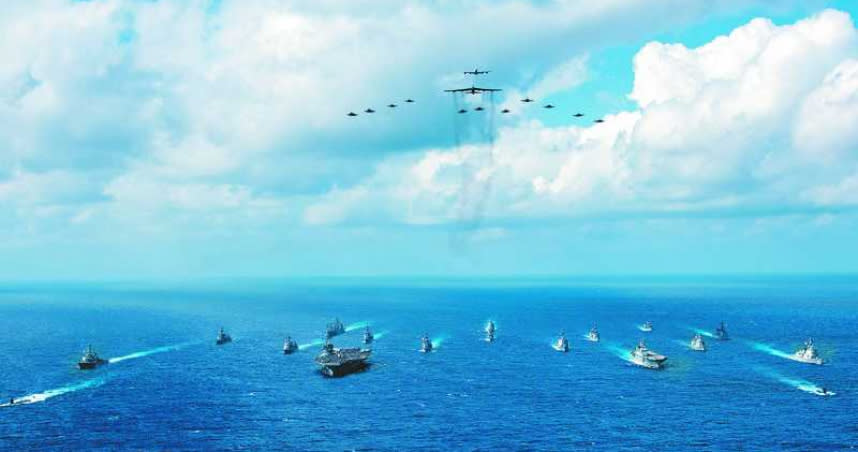 8月17日，美國雷根號航母艦隊與日本日向級直升機護衛艦在菲律賓海域聯合軍演。（圖／取自美國海軍官網）