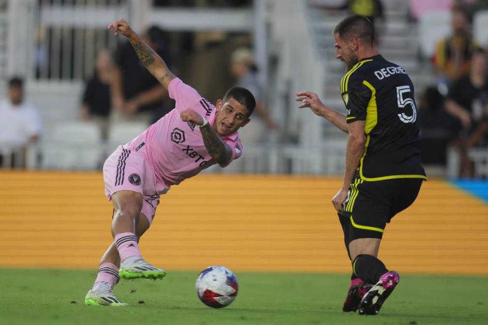 El jugador del Columbus Crew Milos Degenek (der.) trata de detener un tiro de Nicolas Stefanelli, del Inter Miami, en el partido celebrado el 4 de julio de 2023 en el DRV PNK Stadium en Fort Lauderdale, Florida.