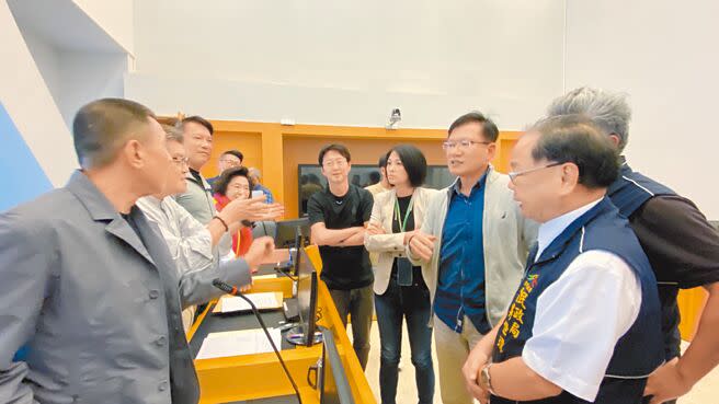 台中市議會教育文化委員會藍綠議員討論巨蛋追加預算案，召集人張家銨最後裁示照案通過。（張亦惠攝）
